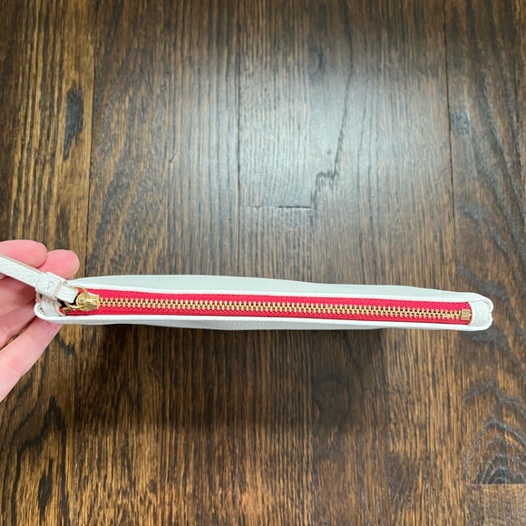 ❤️‍🔥FINAL CHANCE FINAL PRICE❤️‍🔥 Banana Republic Ivory Wristlet - Picture 3 of 3